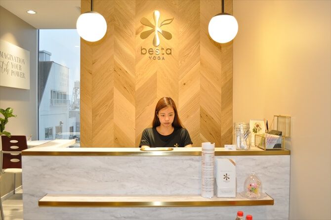 美圧ヨガbesta(ベスタ)　自由が丘::Luz自由が丘の4階にある「<a href="https://fitsearch.jp/fc_180604035442/">美圧ヨガbesta(ベスタ) 自由が丘</a>」のエントランス。女性専用スタジオらしい上品で優しさを感じる雰囲気です。