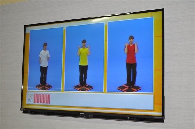 【非公開　2024/12/6】アルペンクイックフィットネスままともプラザ町田::有酸素運動は壁の大型モニターに映る動画を見ながら行います。強度別に3パターン例示されているので、そのときの自身の体力に合わせて選べます。