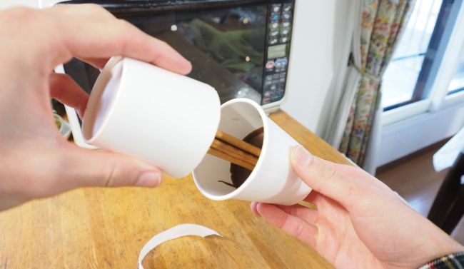 固まったら紙コップを少し切り、反対側にもチョコをくっつけて冷やします。

