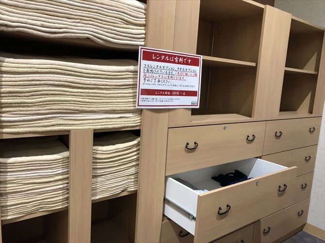 東急スポーツオアシス上大岡::レンタルのウェアなどは和箪笥を彷彿とさせるクローゼットのなかにあります。