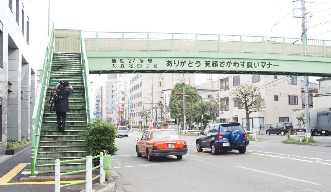 階段のぼりは肩に響く…この時点で信号待てばよかったと思っています。

