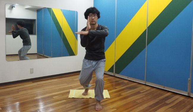 息を吐きながら背中をたわめ、地面と平行に伸ばした側の足を踏み出し、例のポーズでフィニッシュ。

