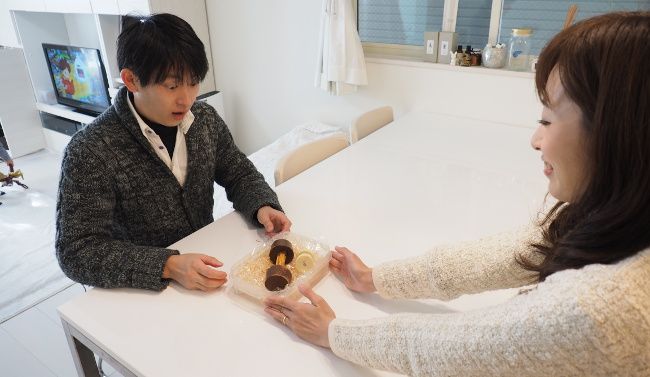 奥さん「これ、バレンタインデーのチョコレート。」
旦那さん「え！なにこれ！」

