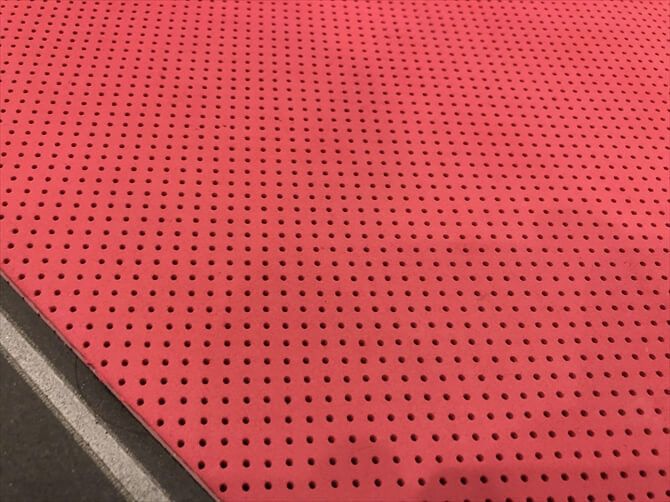 【非公開　2020/09/10】アミーダ ららぽーと柏の葉店::マットにはたくさんの細かい穴が空いており、ダイレクトに溶岩石の遠赤外線効果が得られるようになっています。