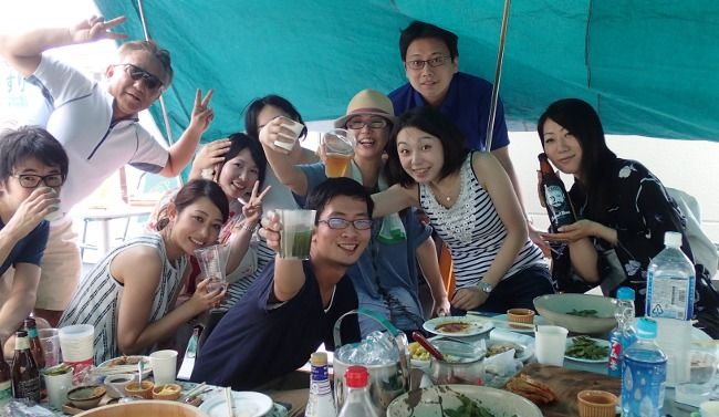 「遅れました～！」
「お疲れー！乾杯～！」

