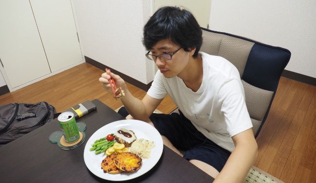 はいっている食材を確認しながら食べます。
恨みを買うため、ごちそうさまは言いません。