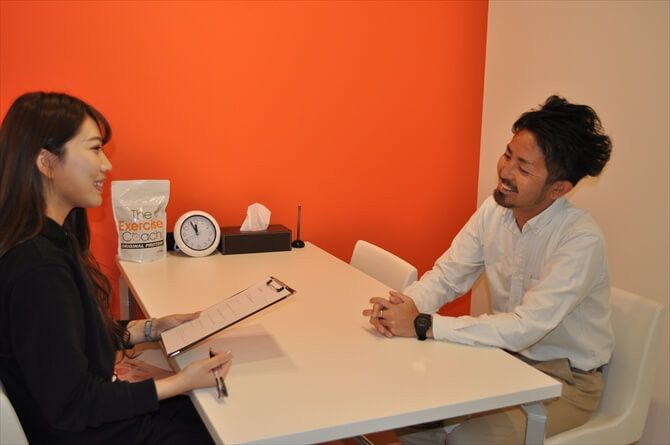 【パーソナルトレーニングジム】エクササイズコーチ銀座店::カウンセリング内容は利用開始後のメニュー設定に大きく関わる重要なもの。目標や利用目的、これまでの運動歴やトレーニングに際しての不安点などを細かくチェックしていきます。