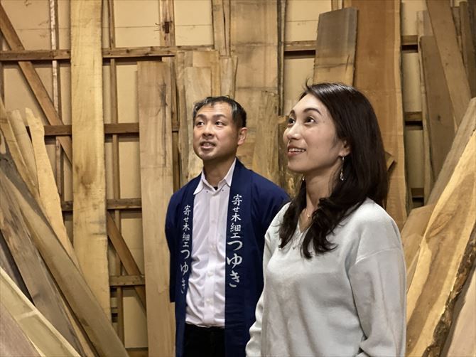 スタートは箱根寄木細工に使われるさまざまな材木が並ぶ倉庫から。樹木それぞれの育つ場所や、材木としての特色、個体差による使い分けなどが語られます。