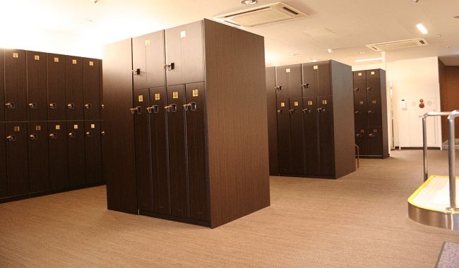清潔なロッカールーム