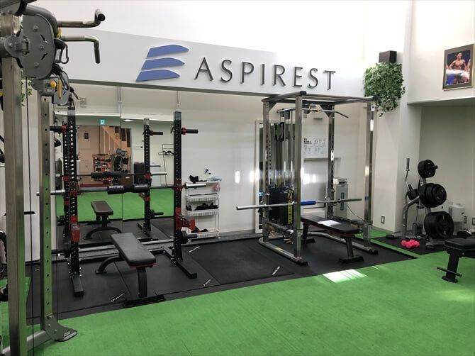 【非公開】ASPI（アスピ）横浜東口::白を基調としたジム内にさまざまなマシンやツールが用意されています。