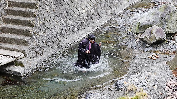 ちなみにこの日は冬の川に入る仕事で、