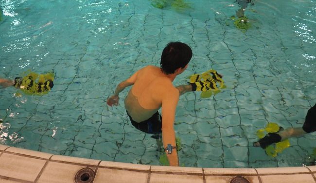 足を前に振り………
