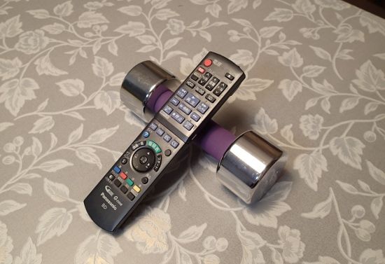 鉄アレイ×テレビのリモコン