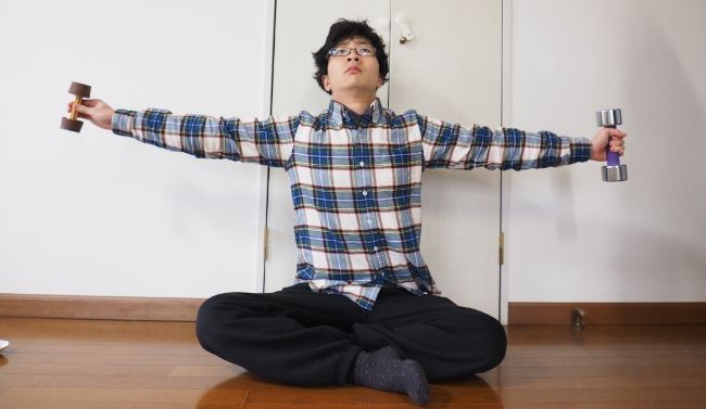 パッと見、普通に鉄アレイで筋トレしてるみたいだ！

