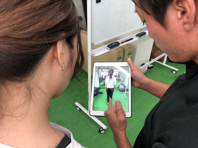 【非公開】ASPI（アスピ）横浜東口::体を動かす前にタブレットで撮影を行い、各方向から姿勢をチェック。一緒に画像を見ながら体のバランスやゆがみなどを確認します。