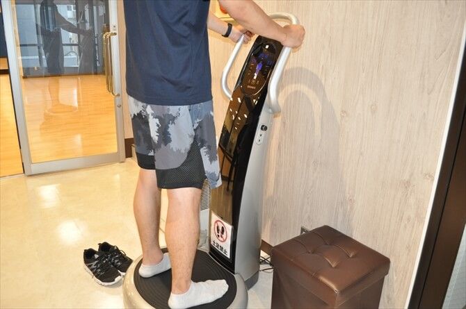 GRAM GYM::これを目当てに通う人もいるという、大人気のSONIX音波振動マシン。リンパと血流の流れを良くし、体を内部から活性化してくれるとのこと。後で私も乗ってみましたが、効果云々を語る前にまず心地いいです。