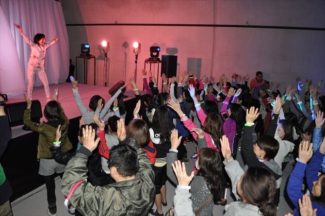 セッション前のウォーミングアップの段階から、盛り上がりを見せる会場内。