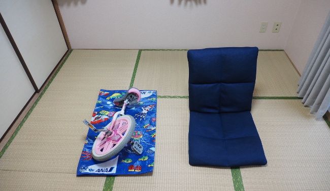 一輪車と座椅子を用意します。 社長の娘さん（７歳）の一輪車をこっそり借りてきました。