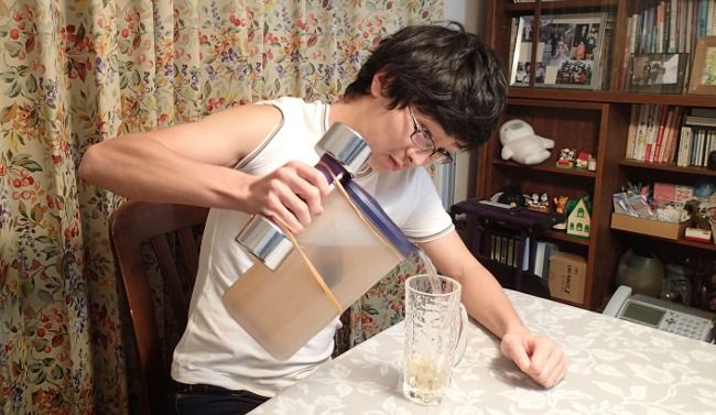 腕の隆起した筋肉を見てください。間違いなく重いです。

