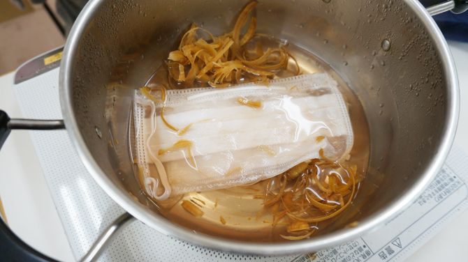 それを煮出して煮汁でマスクを煮ます