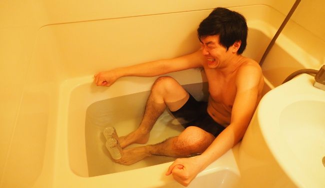 指にキャップの角が食い込んでる！！！
