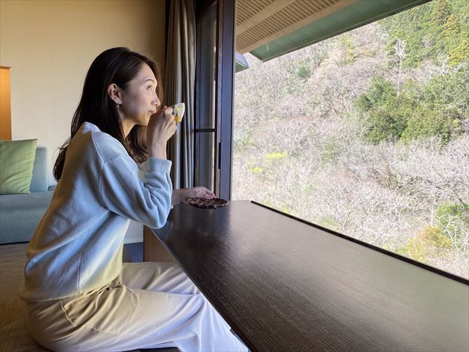 緑に囲まれた須雲川を望む客室。プライバシーを大切にした、心落ち着くひとときが過ごせます。