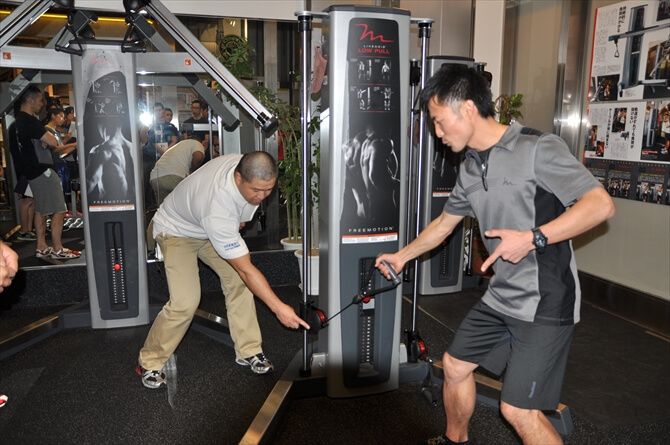 ライブアクシスの特徴はケーブルの支点が動くこと。赤いプーリー（滑車）がスライドします。