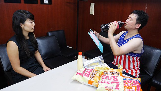 食べた物をnoomに伝える（向かって左の女性がこのアプリの利用者です）