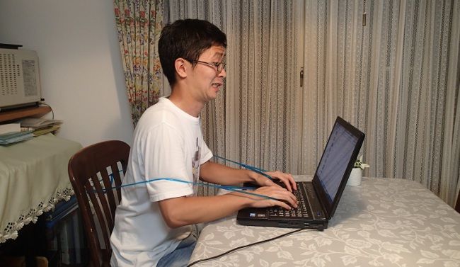 スーパータイピング。
椅子の背もたれにゴムをまわし、両腕に負荷をかけます。

