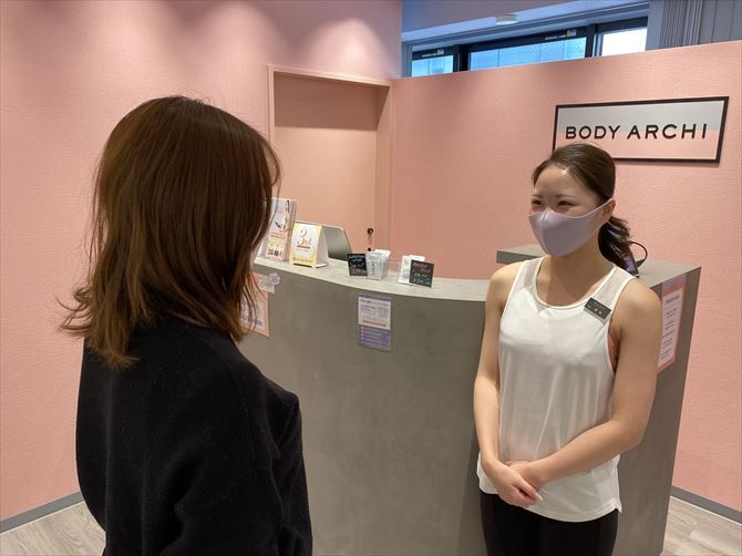 BODY ARCHI（ボディアーキ） 品川港南口店::予約した日時が来たら店舗の受付へ。トレーニングウェアやタオルなどは不要です。