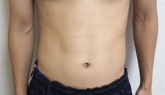 私の腹筋です。可もなく不可もない感じのお腹をしています。

