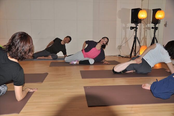 シンプルかつ無理のない動作でまず体をほぐすことから「EARTH YOGA」のプログラムは始まります。