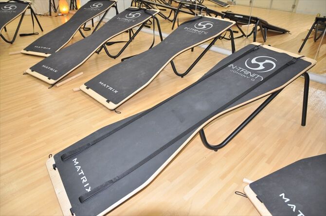 ボードの長さは約2ｍで、真ん中がくびれた砂時計のような形状。エッジは握りやすいエルゴグリップになっています。