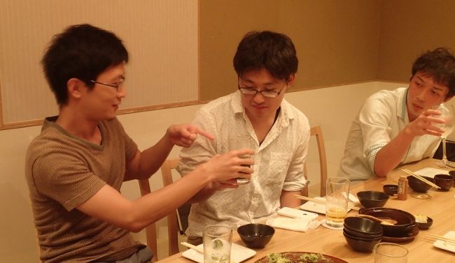 「飲んでみます？」
「ちょっと飲んでみようかな…」
「ぜひぜひ！」

