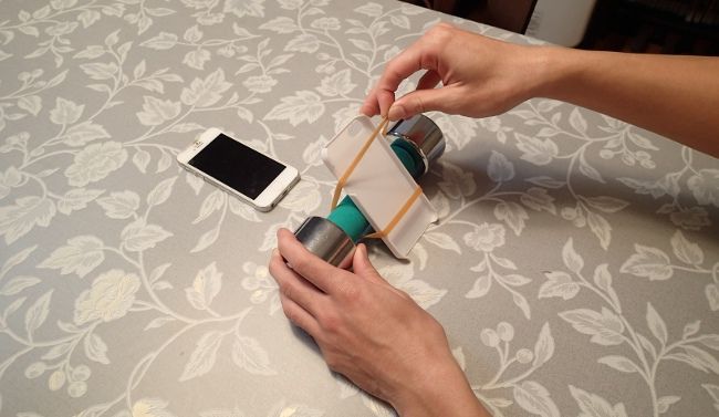 iPhoneケースにバンドをくくりつけ、もう一方に鉄アレイをくくりつけます。

