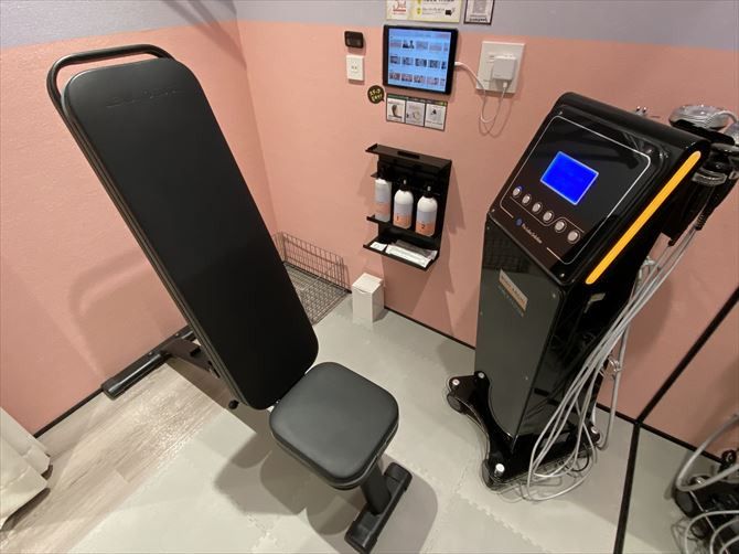 BODY ARCHI（ボディアーキ） 品川港南口店::全室に備えられている最先端エステマシン「フォースカッター ボディアーキオリジナルモデル」。エステティック業界ベストアイテム2019,2020「痩身部門」で、2年連続大賞を受賞している顧客満足度No.1のエステマシンです。