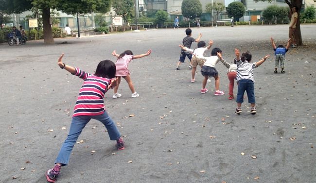「だるまさんが…ころんだ！みんなすげーちゃんとやってるじゃん！すごい！」

