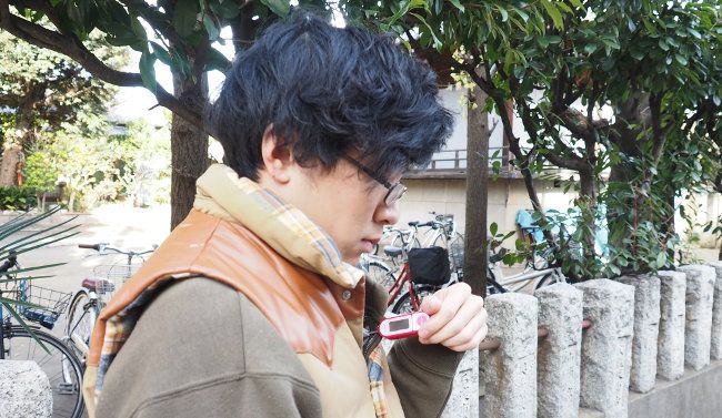 温度計でわきの下の温度を計測します。