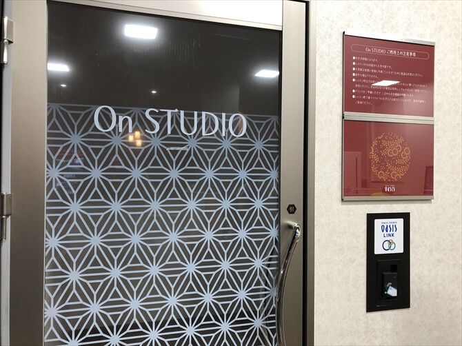 東急スポーツオアシス上大岡::多くの女性の利用が見込まれるこちらのスタジオは、女性限定のプログラムも開催されるほか、汗をかいた後にパブリックスペースを通ることのないよう、女性用ロッカールームと直結。細やかな配慮が感じられます。