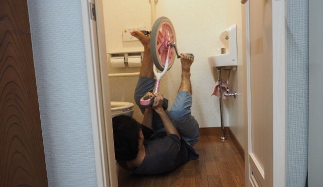 トイレのなかでもエアロバイクできます！でもドアは閉められない！