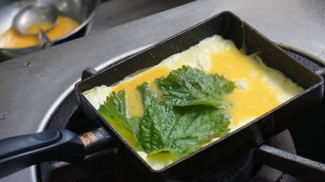 卵焼きもシソを入れて巻くだけ