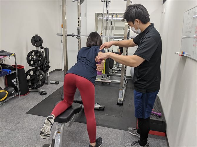 パーソナルジムRat新宿南口店::上腕三頭筋を鍛える「ダンベルキックバック」。二の腕の引き締めに効果があります。