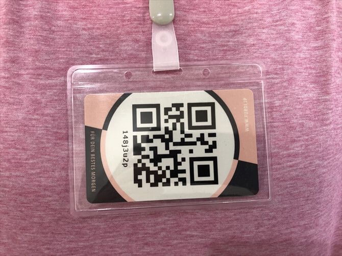 [女性専用] 新感覚のAI×フィットネス　ファディー 千歳烏山::トレーニングを行う際に首からかけて使うこちらのカードには、個別のQRコードがプリントされています。