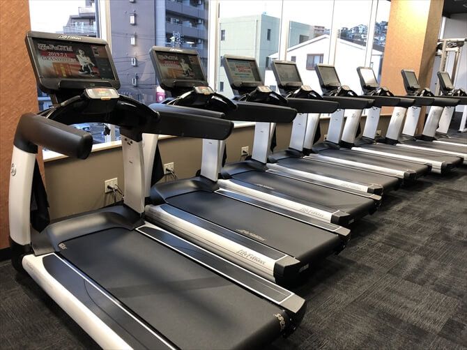 東急スポーツオアシス上大岡::窓側にずらっと並ぶランニングマシン。