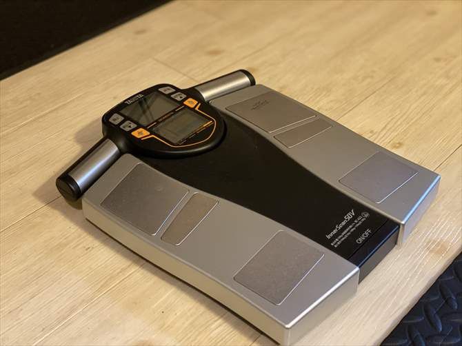 OUT LINE(アウトライン)　横浜4号店【女性専用】::毎回、こちらを使った体組成の計測からスタート。体重、体脂肪率、基礎代謝、筋肉量、体水分量、体内年齢、骨量、内脂肪レベルを計測し、その後の食事指導やトレーニングに反映させます。