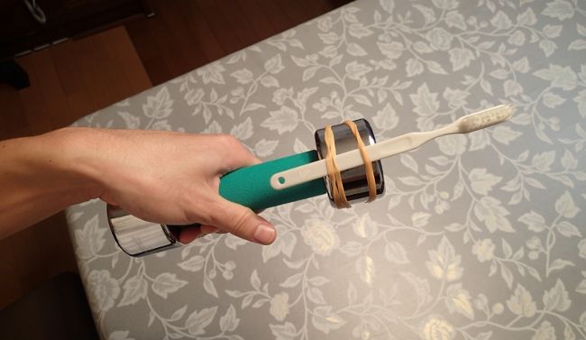 隙間を開けて巻きつけると、ゴシゴシ磨いても歯磨きがずれません。

