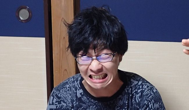 顔面の筋肉を一気に入れ込む…すごろくで指示でもされない限りしないですよね。
他には三角倒立、空気椅子を用意しました。

